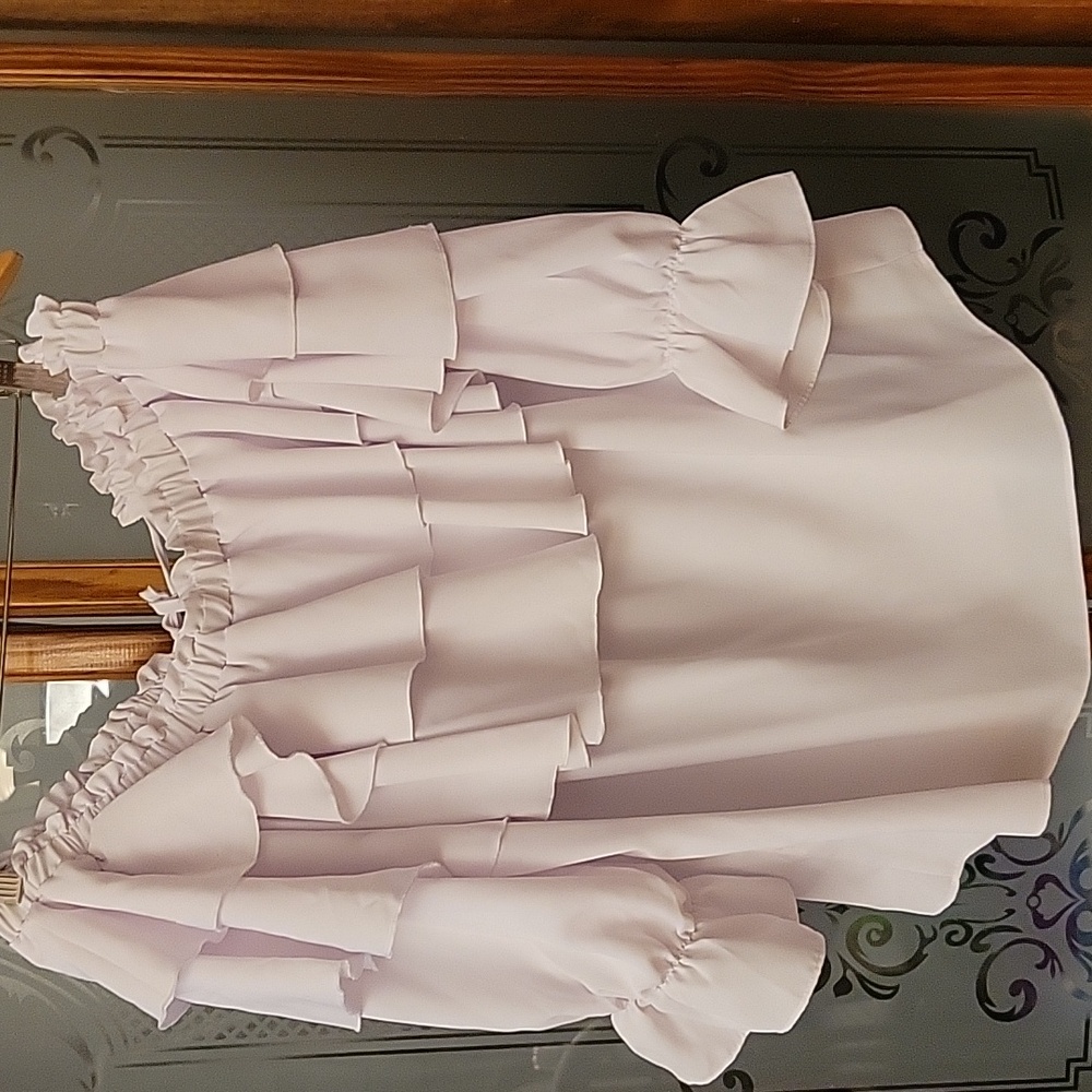 Elegant Off-Shoulder Ruffle Top Never Worn - Picture 4 of 4